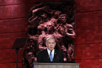 El primer ministro israelí, Benjamín Netanyahu, durante su discurso en el Foro del Holocausto. Aseguró que "hoy Irán es el régimen más antisemita del mundo" y realizó un llamado a los países "para que se sumen a los esfuerzos para confrontar" a la teocracia islámica. "Israel hará todo lo que deba hacer para defender al estado, al pueblo y al futuro judío", expresó. Foto: Abir Sultan/Pool via REUTERS