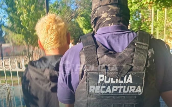 El acusado fue localizado y detenido durante un allanamiento en la zona oeste de la ciudad de Neuquén, tras fugarse de la prisión domiciliaria (Policía de Neuquén)