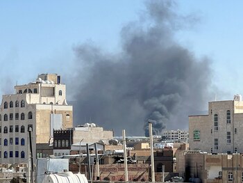 Columnas de humo se elevan desde lo que se cree que es el lugar de un ataque aéreo en Saná, Yemen (REUTERS/Abdulrahman al-Ansi)