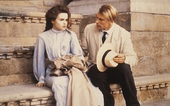 Un joven Julian Sands junto