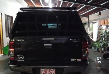El pickup robado fue recuperado en Poasito de Alajuela como parte del operativo policial. (Cortesía)
