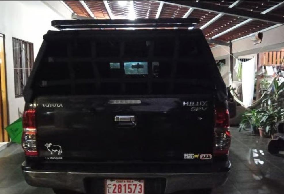 El pickup robado fue recuperado en Poasito de Alajuela como parte del operativo policial. (Cortesía)