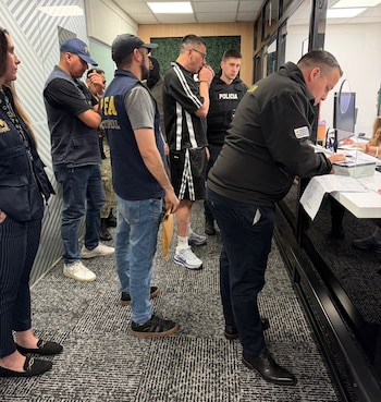 Fernández Albín en el aeropuerto