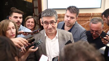 El PSOE espera que Zapatero despeje "dudas" y dice que el Gobierno no se "quema" defendiendo su presunción de inocencia