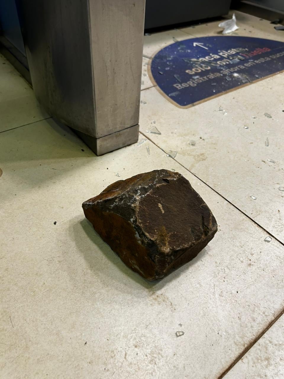 La piedra con la que el hombre rompió el cajero automático