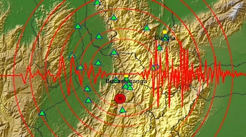 Gráfico de mapa topográfico que muestra un epicentro sísmico rojo y círculos concéntricos, con ondas de actividad cerca de Bucaramanga y Cúcuta.