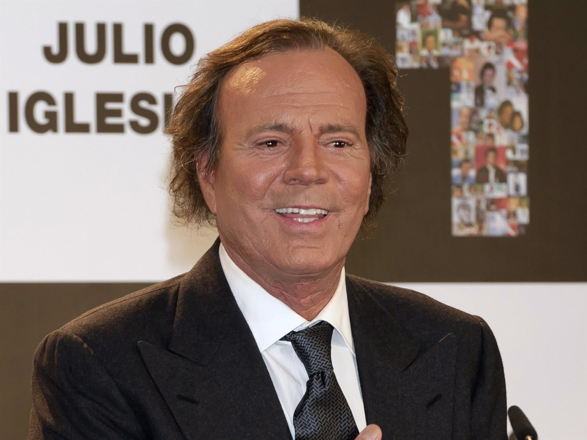 Julio Iglesias tilda de "injusticia" el accidente de Urda y critica la "falta de cuidado" de infraestructuras