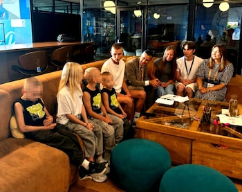 El juez José Michilini durante una reunión con familias víctimas de la invasión rusa, en la sede de la organización "Bring Kids Back", en Kiev.