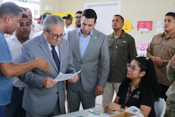 El ministro de Salud, Fernando Boyd Galindo, revisa los resultados de la iniciativa conjunta de salud. (Minsa)