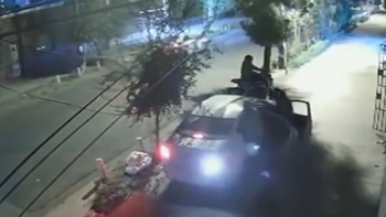 O sequestro aconteceu por volta das 19h30, quando vários homens armados e mascarados pararam a vítima e a forçaram a entrar em um carro, atirando para o alto e ferindo seu amigo - Créditos: Vídeo de T13/Latina.