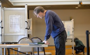 Un voluntario observa el diseño