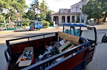 El "duro trabajo" de los triciclos eléctricos para aliviar la crisis de basura en Cuba