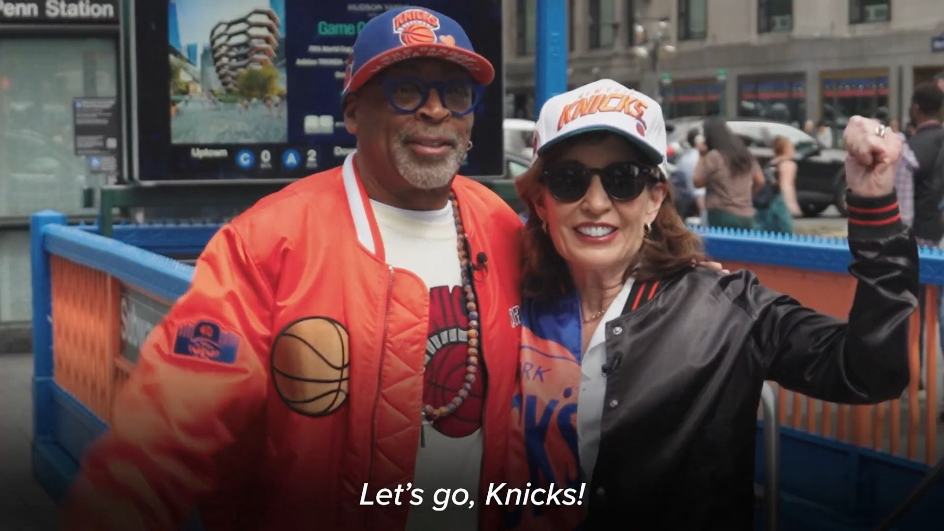 Kathy Hochul hizo el anuncio oficial junto a Spike Lee, aficionado histórico de los Knicks, en un video en el que ambos vistieron indumentaria del equipo campeón (Captura de video: Governor Kathy Hochul).