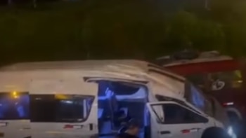 Durante el asalto, los agresores golpearon a la cobradora y al conductor, arrojando a la mujer del vehículo en movimiento mientras catorce pasajeros permanecían en el interior - Créditos: Captura de pantalla de Exitosa.