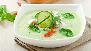 Sopa fría de pepino, una receta ligera y aromática para combatir el calor