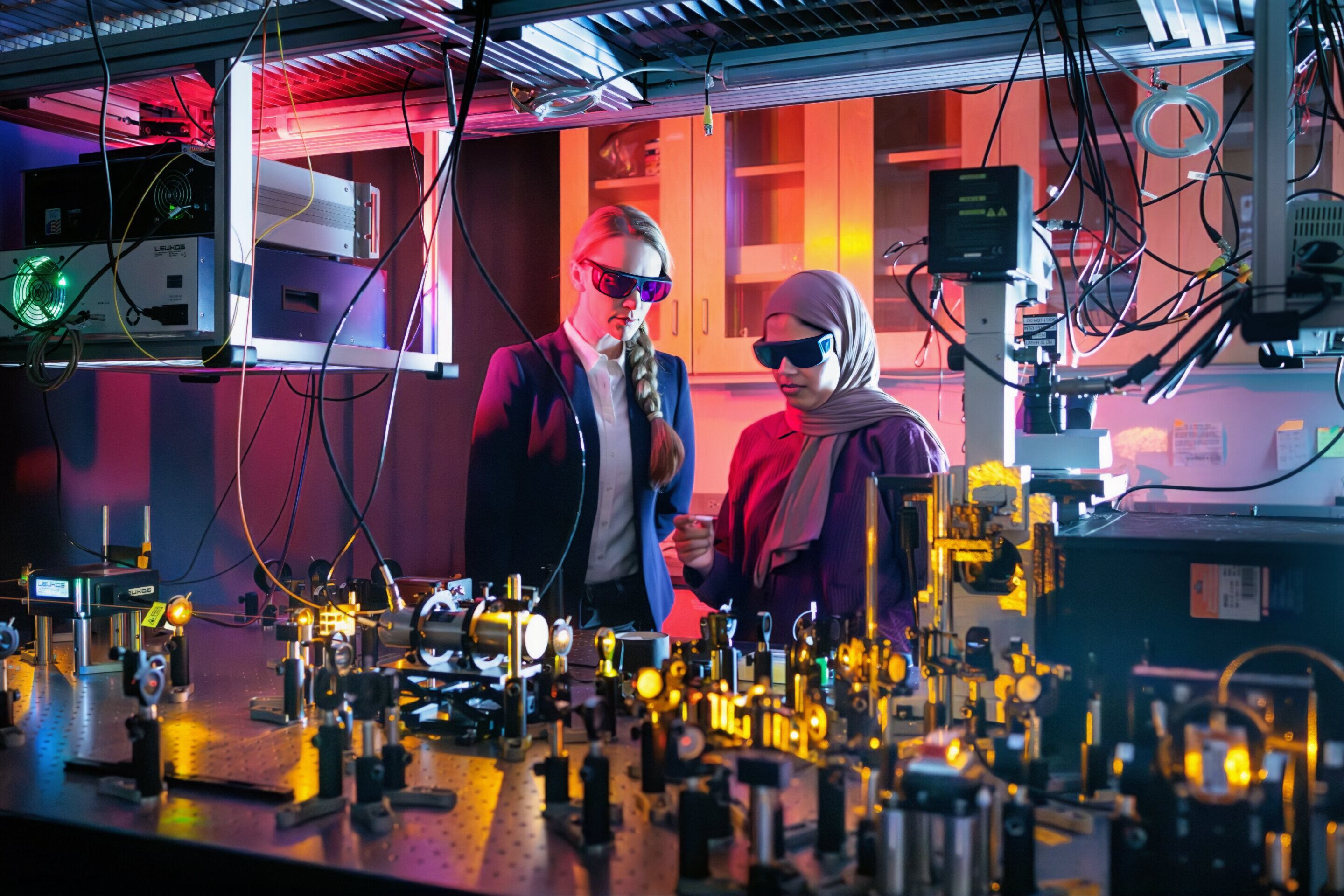 La espectroscopía de partícula única permitió observar en detalle cómo la proteína protege a las cianobacterias del exceso de luz (University of Chicago Pritzker School of Molecular Engineering / John Zich)