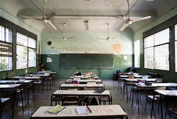 El informe revela que el 59% de los estudiantes en barrios populares cursa grados escolares que no corresponden a su edad por sobreedad (GROK)