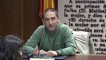19/03/2025 El juez interroga este jueves como testigo a un exchófer de Pedro Sánchez en el 'caso hidrocarburos'.
El juez de la Audiencia Nacional que investiga el 'caso hidrocarburos', Santiago Pedraz, ha citado este jueves a declarar como testigo a Cristian Corvillo --a quien el PP sitúa como exchófer del presidente del Gobierno, Pedro Sánchez-- sobre su supuesta relación con la presunta trama.
POLITICA
SENADO