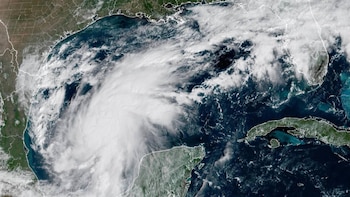 Vista satelital del golfo de México con una densa espiral de nubes blancas que cubre la zona marítima entre México, Cuba y Estados Unidos
