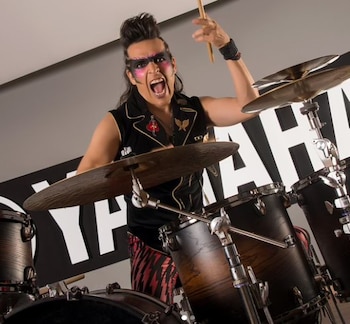 La trayectoria de Elohim Corona incluye participaciones en Moderatto, Gran Sur, Los Señores y reconocimientos internacionales como su modelo personalizado de Yamaha (IG)