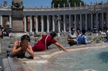 Fieles se refrescan en el Vaticano el 28 de junio de 2026 tras el Ángelus. Cerca de 30 millones de personas en Italia sufren temperaturas extremas superiores a los 35°C. (AP Foto/A. Tarantino)