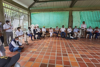 En esta fotografía se ve al senador Rodrigo Lara de camisa azul.
