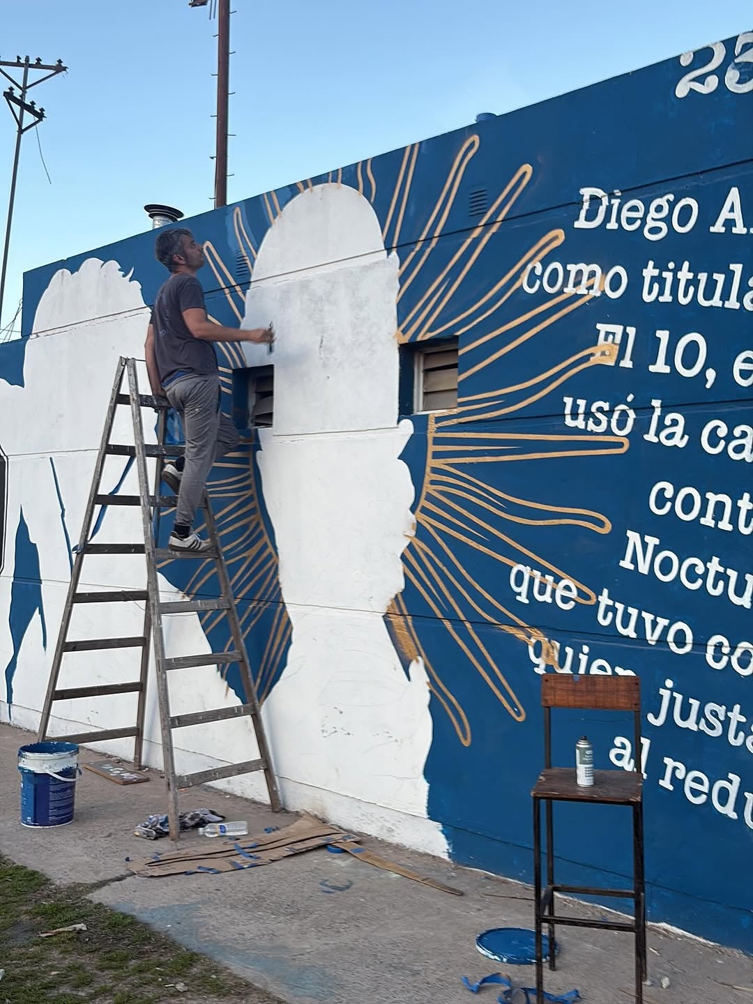 El artista Chiro, en pleno trabajo para terminar el mural en el estadio del Deportivo Chascomús