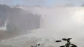 Cerraron el acceso a la Garganta del Diablo por la crecida del río Iguazú