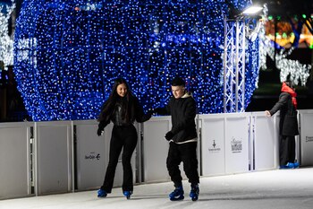 Dos personas patinan sobre hielo