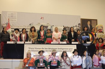 Congresista Flor Pablo Medina junto