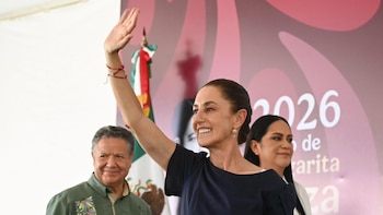 Durante un evento en Hidalgo, ciudadanos increparon a la presidenta Claudia Sheinbaum para denunciar la falta de medicamentos en el Centro de Salud. (Foto: Presidencia)