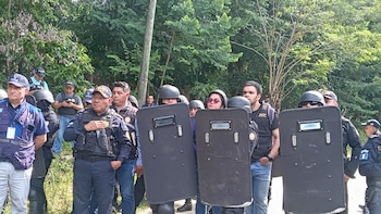 “Vamos jefe, ya vamos a llegar”: Un policía fallece y dos más resultan gravemente heridos en un desalojo en Guatemala