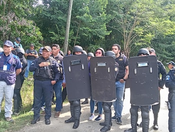 El conflicto agrario en Macho Creek enfrenta los reclamos de derechos ancestrales de familias q'eqchi' con procesos judiciales de presuntos propietarios y denuncias de criminalización comunitaria.