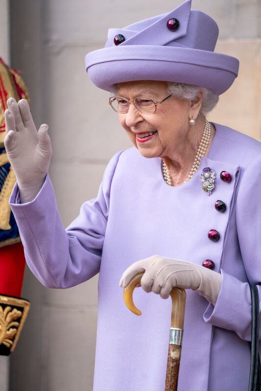 La reina Isabel II durante el jubileo en Edimburgo, Escocia, con un conjunto lila de abrigo y sombrero arquitectónico, botones fucsias y accesorios clásicos (REUTERS)