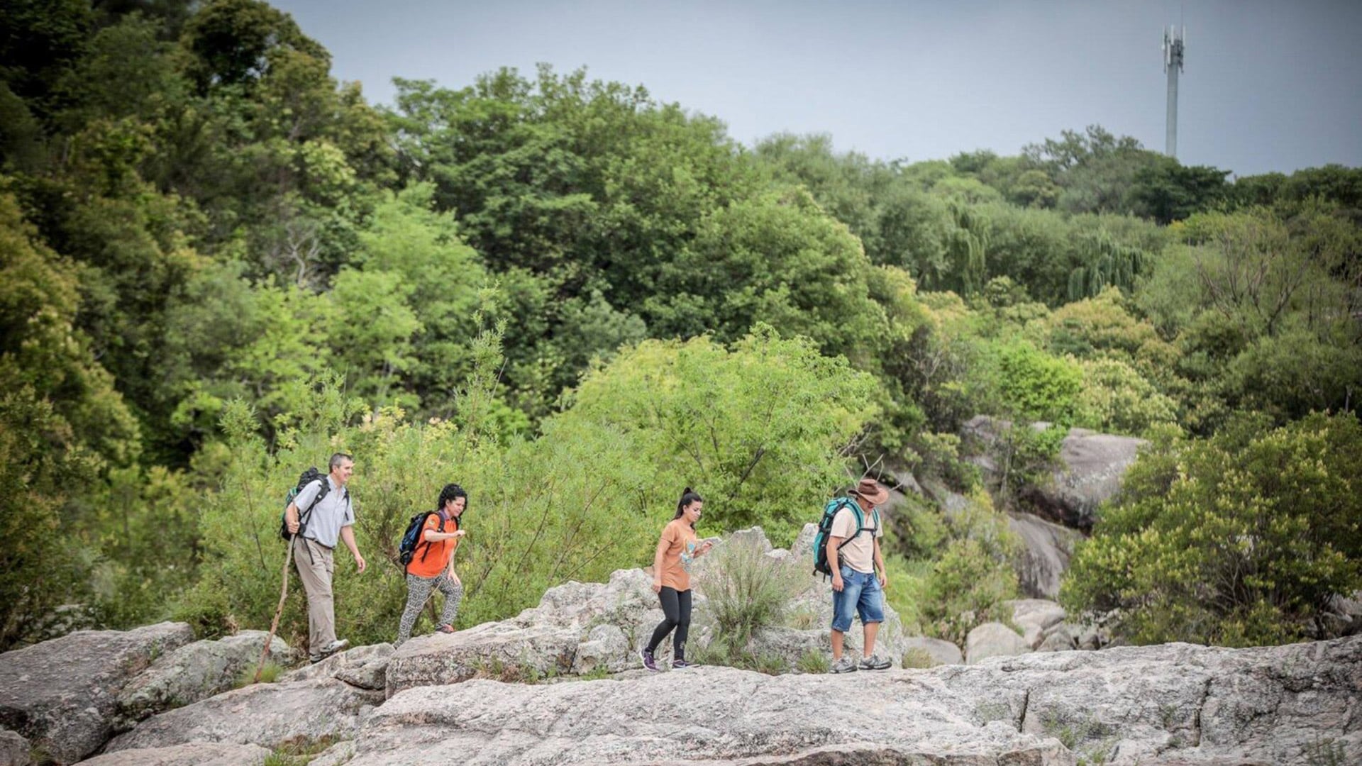 La oferta turística de Mina Clavero incluye hoteles, cabañas, campings, gastronomía y paseos artesanales en el centro y la costanera (Agencia Córdoba Turismo)
