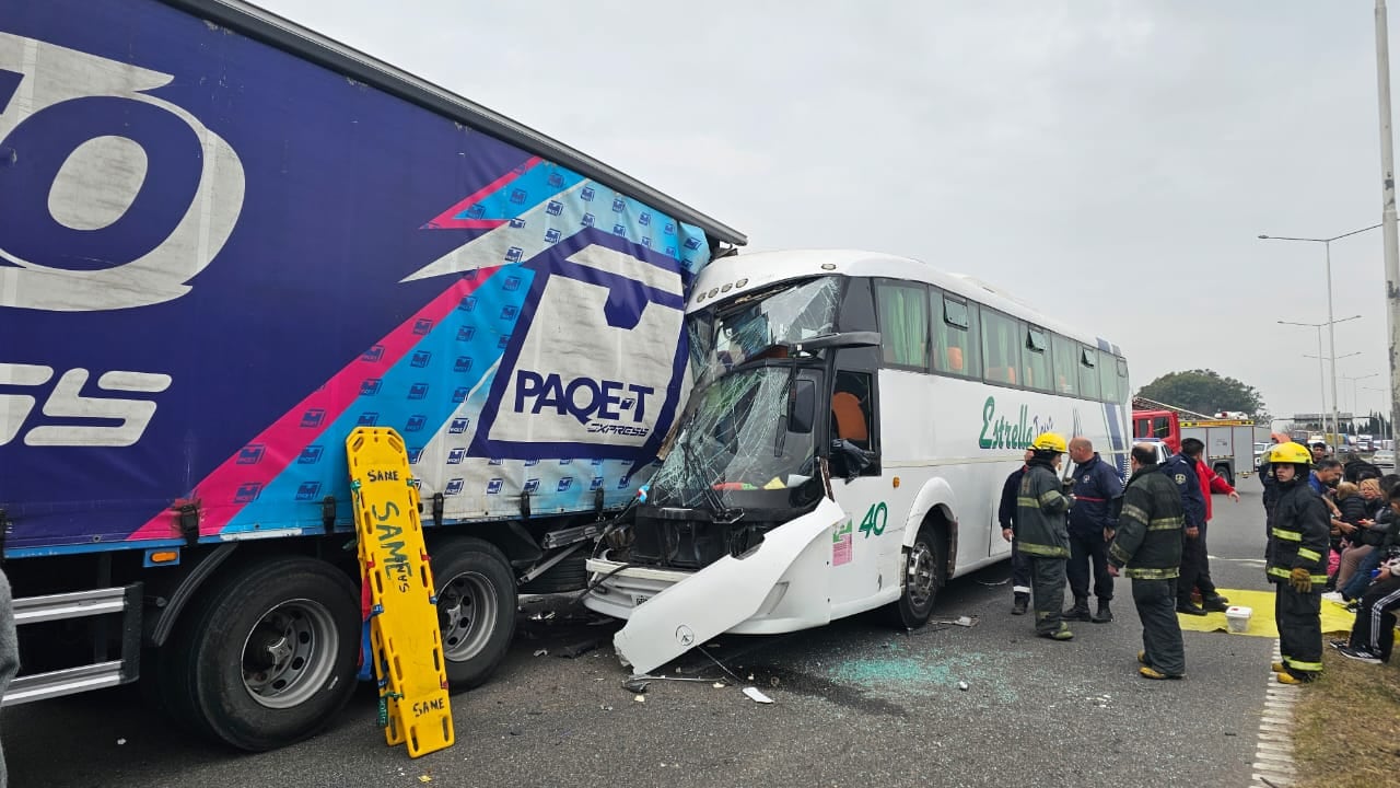 Un micro de un tour de compras se estrelló contra un camión