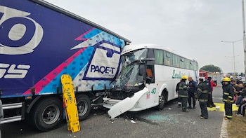 Brutal accidente en Campana: un micro con 26 pasajeros se estrelló contra un camión y dejó múltiples heridos
