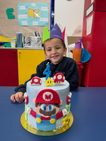 La imagen de Luca con su corona multicolor y la torta de Mario Bros simbolizó la alegría de un cumpleaños infantil único y el cuidado en cada detalle de la celebración