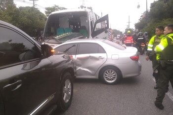 Cuatro vehículos y varias motos