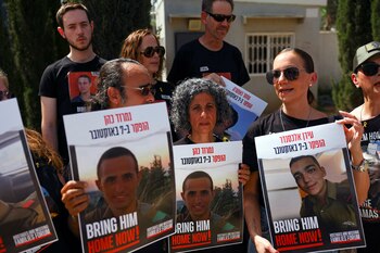 Familiares de soldados rehenes celebran