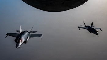 Dos aviones de combate furtivos F-35A de la Fuerza Aérea de EE.UU. sobrevuelan Oriente Medio durante una patrulla (@CENTCOM)