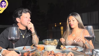 Mario Hart recibió a Shirley Arica en su casa para una entrevista en YouTube, donde ambos prepararon una parrilla y respondieron a los rumores sobre su salida nocturna