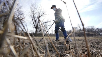 Jim Bailey usa un detector