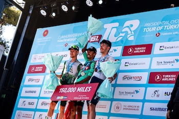 Iván Ramiro Sosa escalara posiciones en el ránking UCI tras su victoria - crédito X/Tour de Turquía