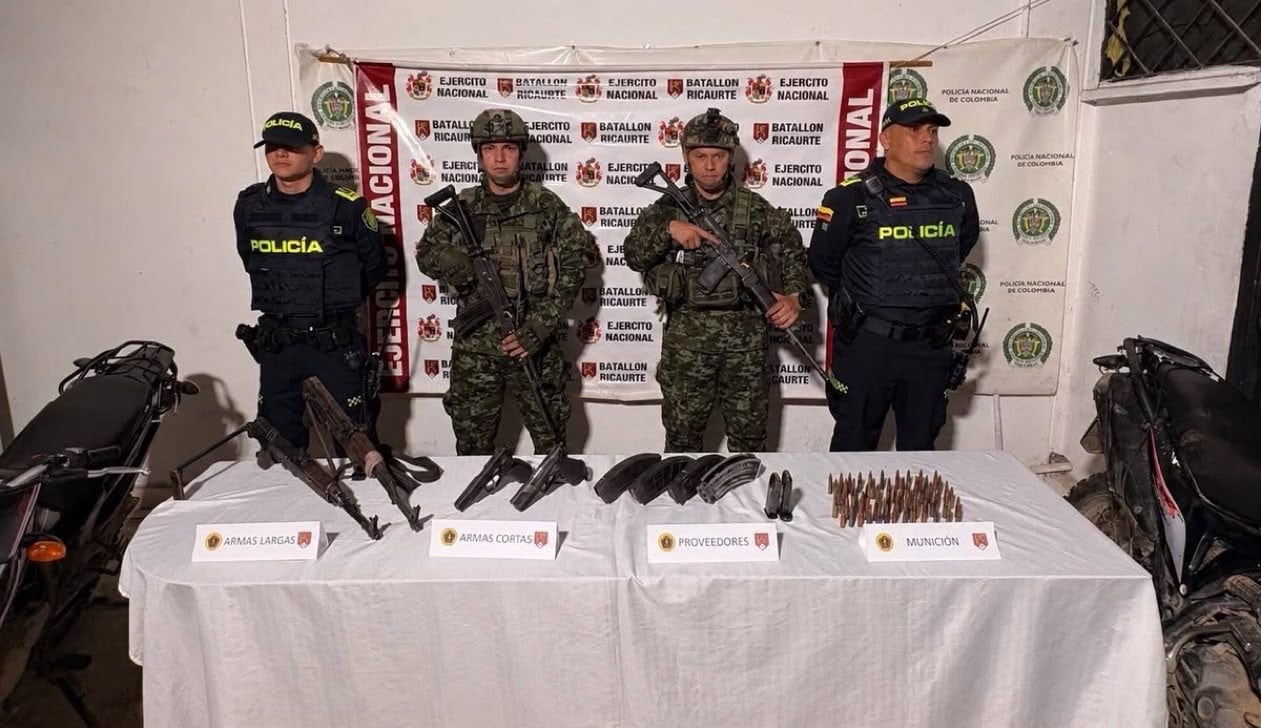 Ejército incautó fusiles y motocicletas tras operativo contra el Clan del Golfo en Río de Oro - crédito @ABDELAESPRIELLA/X