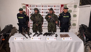 Ejército incautó fusiles y motocicletas tras operativo contra el Clan del Golfo en Río de Oro - crédito @ABDELAESPRIELLA/X