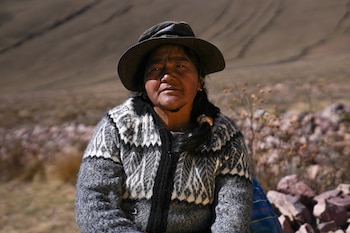 Inocenta es una mujer kolla líder de la comunidad y cultivadora experta de papines en Colanzulí