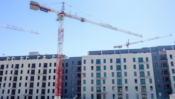 Tener una obra parada puede salir muy caro: esto es lo que cuesta mantenerla al mes, según un arquitecto