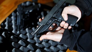 Hallan arma de fuego con