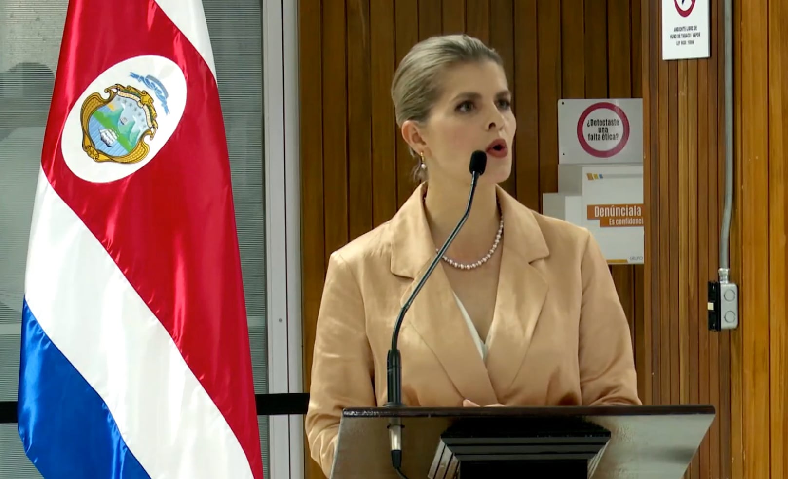 La presidenta de Costa Rica, Laura Chinchilla, reunió a diputados y representantes del Poder Judicial para analizar la crisis de seguridad nacional y la operación de 61 bandas criminales activas en el país. Crédito: Presidencia de la República